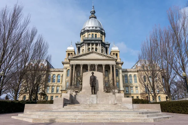 Estátua Abraham Lincoln Orgulhosa Frente Edifício Capitólio Estado Springfield Illinois — Fotografia de Stock