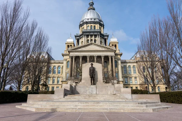 Estátua Abraham Lincoln Orgulhosa Frente Edifício Capitólio Estado Springfield Illinois — Fotografia de Stock