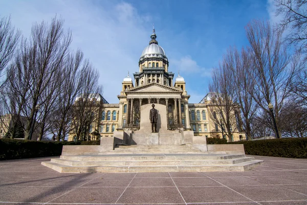 Statue Abraham Lincoln Debout Fier Devant Bâtiment Capitale État Springfield — Photo