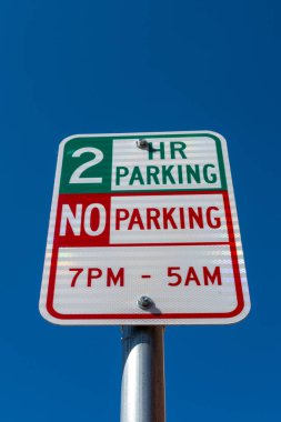 2 saat/iki saat işareti olmayan otopark 7 pm 5 am kadar otopark.