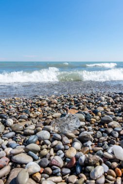 Michigan Gölü kıyı boyunca çakıl plajı. Erken Bahar/geç kış. Racine, Wisconsin.