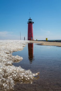 Kenosha Kuzey pierhead (iskele baş) deniz feneri geç kış/erken Bahar.