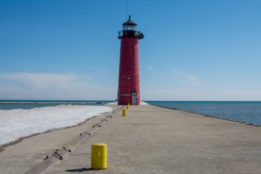 Kenosha Kuzey pierhead (iskele baş) deniz feneri geç kış/erken Bahar.