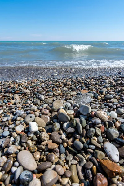 Michigan Gölü kıyı boyunca çakıl plajı. Erken Bahar/geç kış. Racine, Wisconsin.