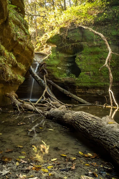 在伊利诺伊州的哈斯卡西亚峡谷瀑布上 水面上闪耀着光芒 — 图库照片
