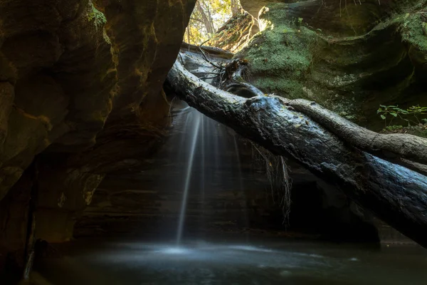 カスカスキア川渓谷 飢えたロック州立公園 イリノイ州の滝を越えるカスケード水を照らす光 — ストック写真