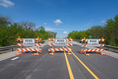 Karayolu üzerinde sel sonra şişmiş Illinois nehri üzerinde bir köprü üzerinde yol kapalı işaretler.