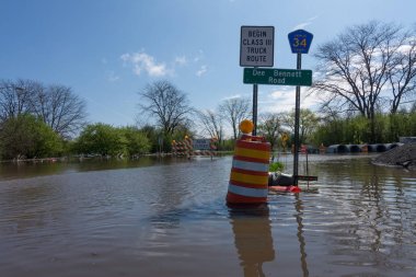 Utica, Lasalle county, Illinois çevresinde sular altında yollar.