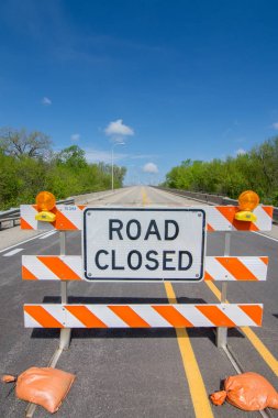 Karayolu üzerinde sel sonra şişmiş Illinois nehri üzerinde bir köprü üzerinde yol kapalı işaretler.