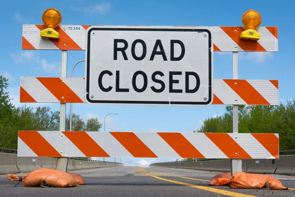 Road Closed Signs Bridge Swollen Illinois River Flooding Roadway — Stock Photo, Image