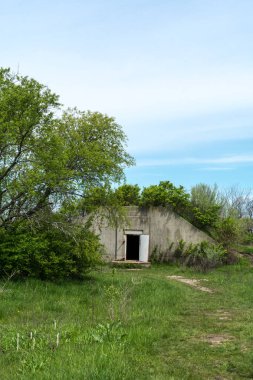 Midewin tallgrass çayırında eski İkinci Dünya Savaşı mühimmat sığınakları (veya igloo), Wilmington, Illinois.