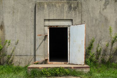 Midewin tallgrass çayırında eski İkinci Dünya Savaşı mühimmat sığınakları (veya igloo), Wilmington, Illinois.