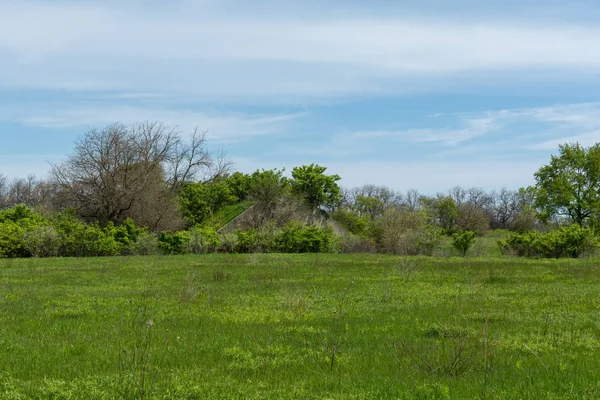 Midewin tallgrass çayırında eski İkinci Dünya Savaşı mühimmat sığınakları (veya igloo), Wilmington, Illinois.