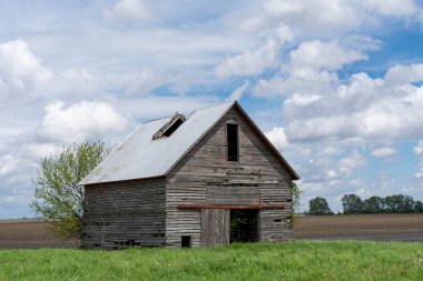 Kırsal kuzey merkezi Illinois güneşli bir bahar gününde çiftlik binası / ahır.