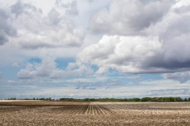 Kuzey merkezi Illinois sıcak ve güneşli bir bahar gününde güzel gökyüzü ve bulut oluşumları.
