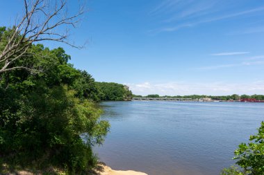Yürüyüş patikalarından görüldüğü gibi, aç kaya kilidi ve baraj manzarası. Aç Rock State Park, Illinois.