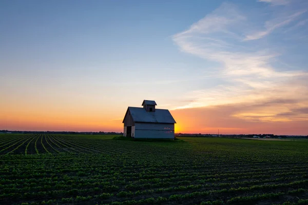 Scheune im Mittleren Westen bei Sonnenuntergang — Stockfoto