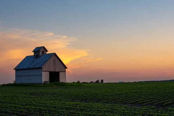Midwest Grange au coucher du soleil — Photo