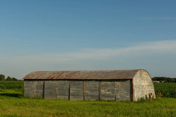 Antiguo edificio de granja de metal — Foto de Stock