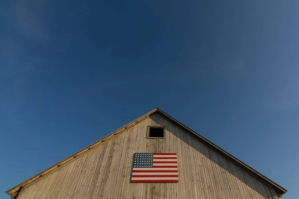 Old wooden barn with american flag. — Stock Photo, Image