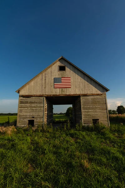 Amerikan bayrağı ile eski ahşap ahır. — Stok fotoğraf