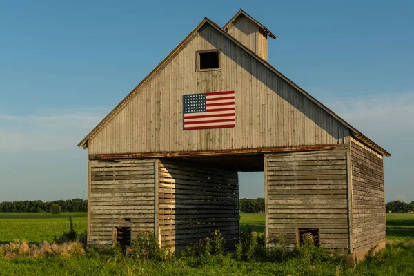 Oude houten schuur met Amerikaanse vlag. — Stockfoto