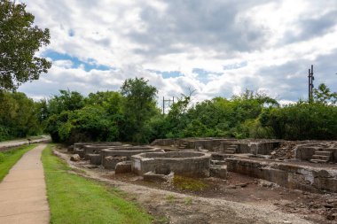 Eski demir işleri kalıntıları.