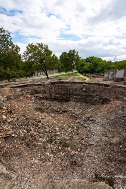 Eski demir işleri kalıntıları.