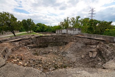 Eski demir işleri kalıntıları.