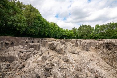 Eski demir işleri kalıntıları.