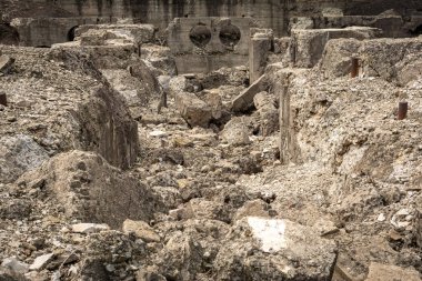 Eski demir işleri kalıntıları.