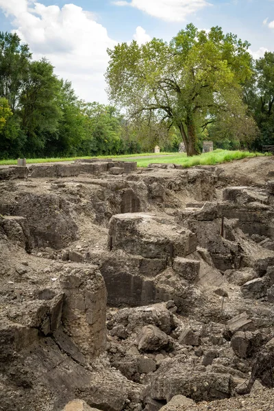 Eski demir işleri kalıntıları.