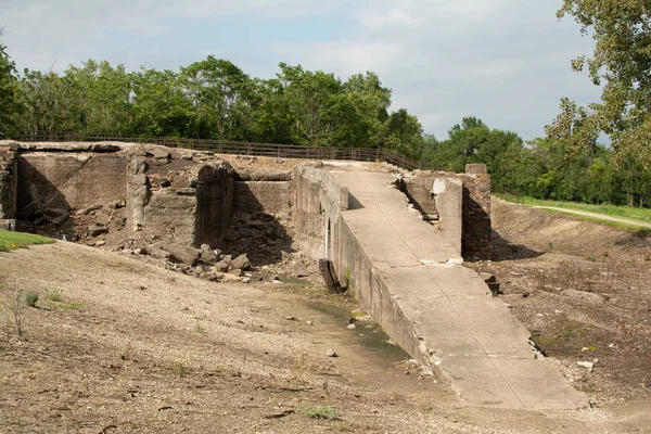 Eski demir işleri kalıntıları.