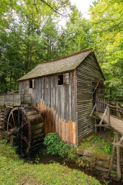 Vízikerék és a régi malom az erdőben. Cades Cove, füstös Mounta — Stock Fotó