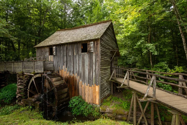 Water wheel and old mill in the woods.  Cades Cove, Smoky Mounta — Stock Photo, Image