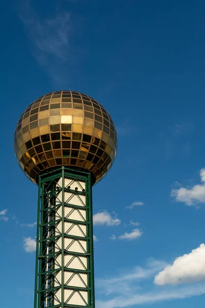Knoxville, Tennessee/USA-30 juli 2019: de Sunsphere op een — Stockfoto