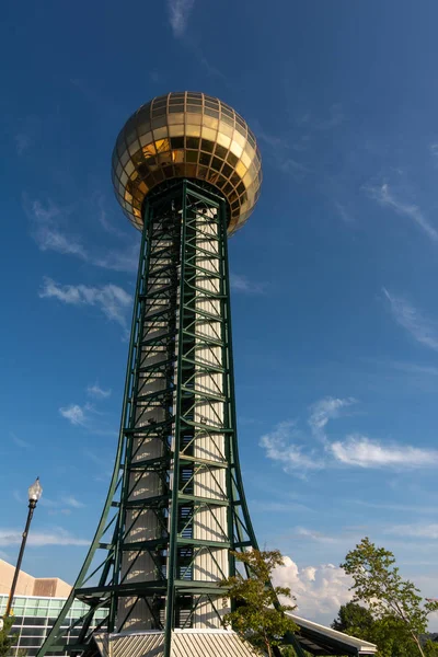 Knoxville, Tennessee/USA-30 juli 2019: de Sunsphere op een — Stockfoto