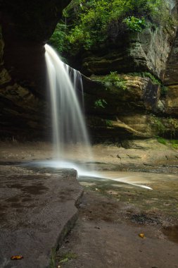 Lasalle kanyonu yaz sonunda bir fırtınadan sonra. Aç kaya eyalet parkı, Illinois.