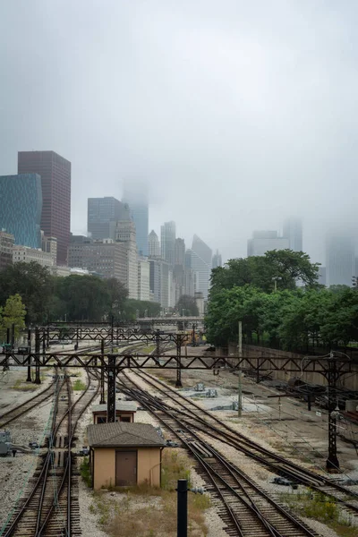 Chicago Siluetine Doğru Demiryolu Hatlarına Bakmak Sisle Kaplıydı — Stok fotoğraf