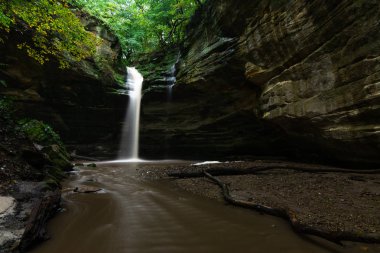 Şiddetli yağmurdan sonra akan su. Ottawa Kanyonu, açlıktan öl.