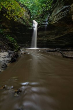Şiddetli yağmurdan sonra akan su. Ottawa Kanyonu, açlıktan öl.