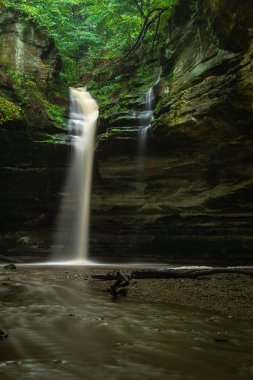 Şiddetli yağmurdan sonra akan su. Ottawa Kanyonu, açlıktan öl.