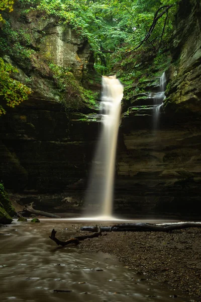 Wasser in vollem Fluss nach starkem Niederschlag. ottawa canyon, hungern — Stockfoto