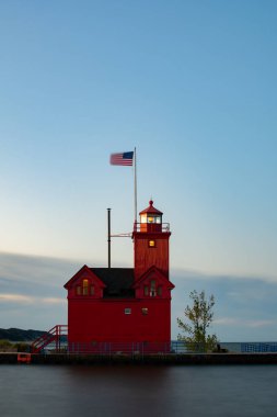 Büyük kırmızı deniz feneri Güneş doğarken.