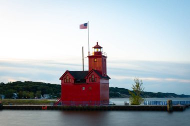 Büyük kırmızı deniz feneri Güneş doğarken.