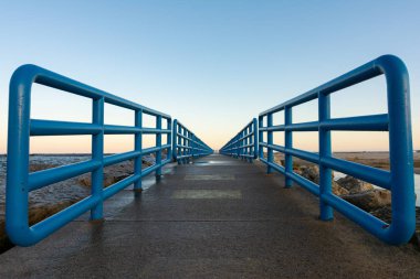 Gün doğumunda dalgakırana giden yol..
