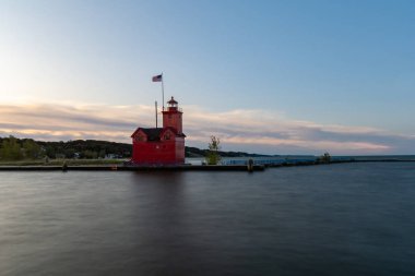 Büyük kırmızı deniz feneri Güneş doğarken.