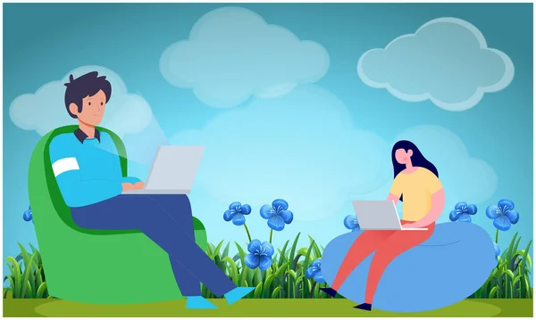 Oğlan ve kız bahçede oturup dizüstü bilgisayarla çalışıyorlar.