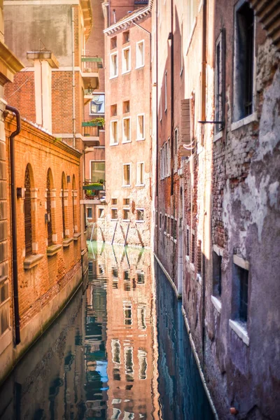 Een Smal Kanaal Venetië Kleine Grachten Tussen Huizen Een Paar — Stockfoto
