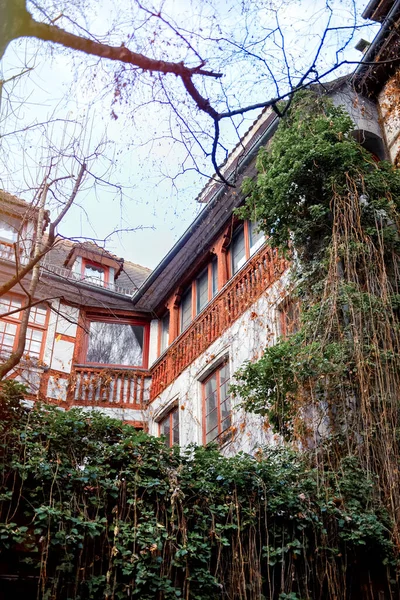 Imagen Vertical Casas Antiguas Soleado Día Otoño Estrasburgo Alsacia Francia — Foto de Stock